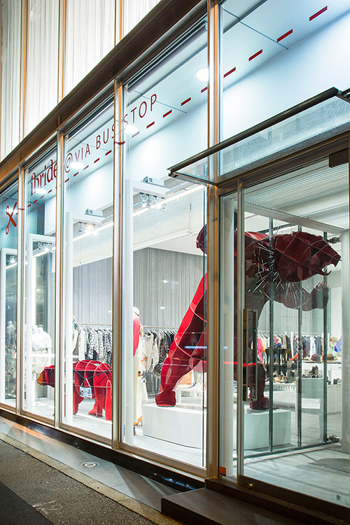クマが店舗のガラス窓を突き破った！ヴィア バス ストップ ミュージアムでイブリッドの作品展示 | 写真
