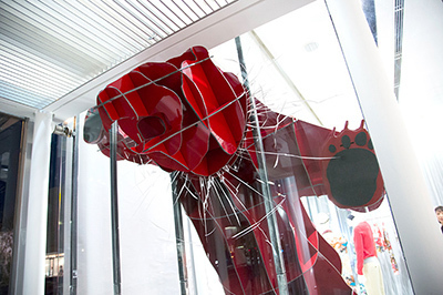 クマが店舗のガラス窓を突き破った！ヴィア バス ストップ ミュージアムでイブリッドの作品展示