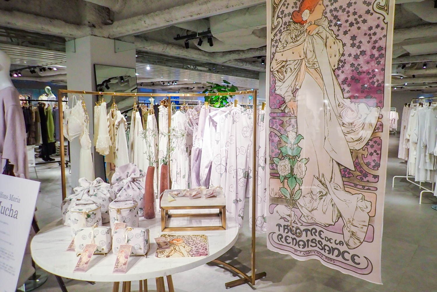 ジェラート ピケ×ミュシャのルームウェア再び、「椿姫」モチーフのドレス＆夜空のランジェリー ファッションプレス