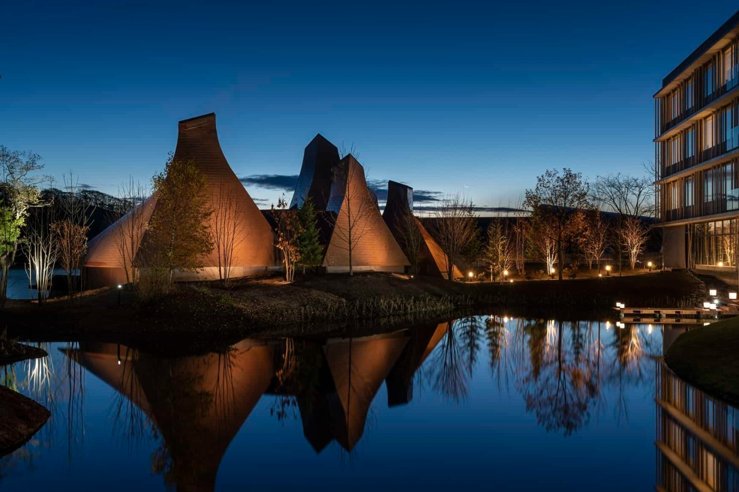 北海道｜星野リゾート「界 ポロト」北海道・白老町のウポポイ近くに開業、全室レイクビュー＆モール温泉の露天風呂