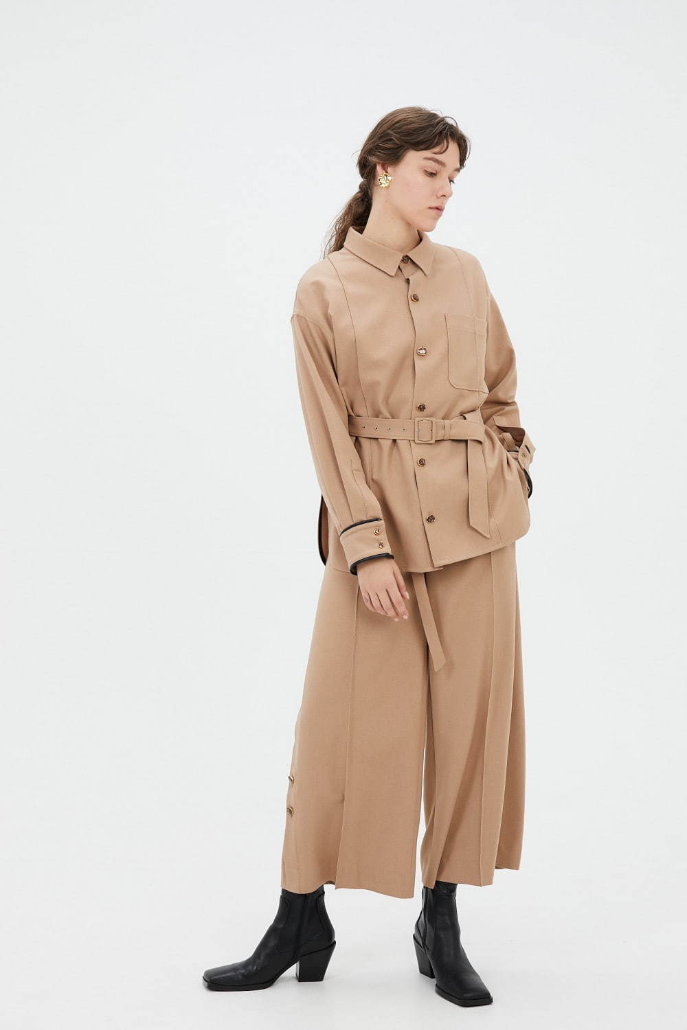 oversized shirt with antique shell buttons 29,700円、 wide trousers with antique shell buttons 27,500円(いずれも税込)