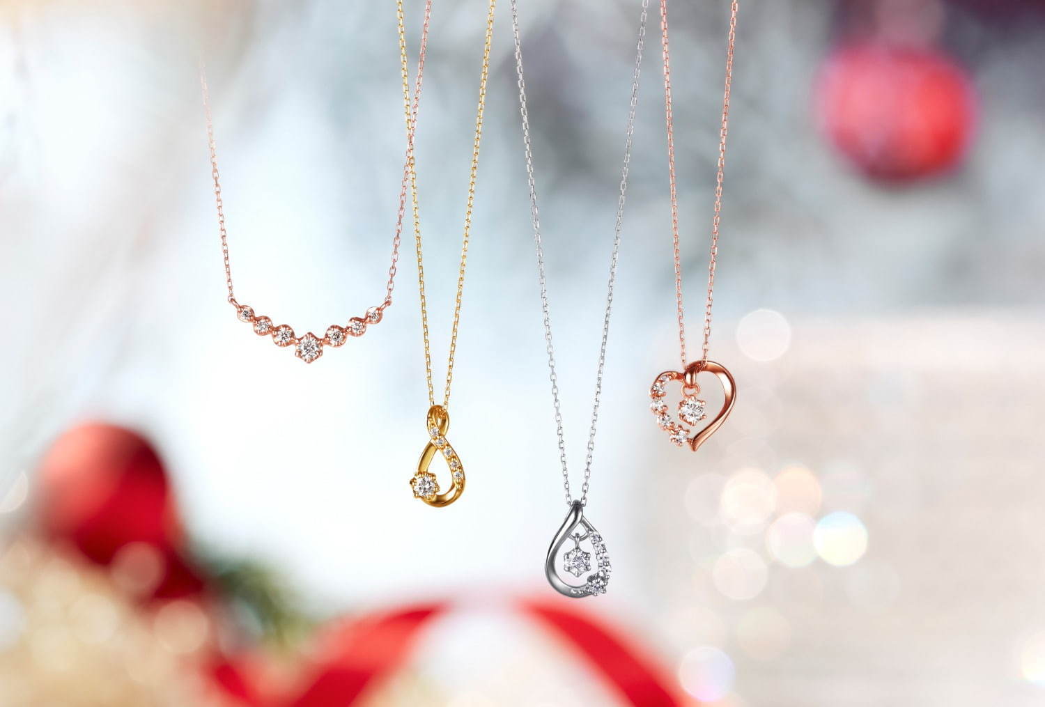 左から)K10PG Necklace / Diamond 26,000円＋税 K10YG Necklace / Diamond 23,000円＋税 K10WG Necklace / Diamond / Topaz 23,000円＋税 K10PG Necklace / Diamond / Topaz 23,000円＋税