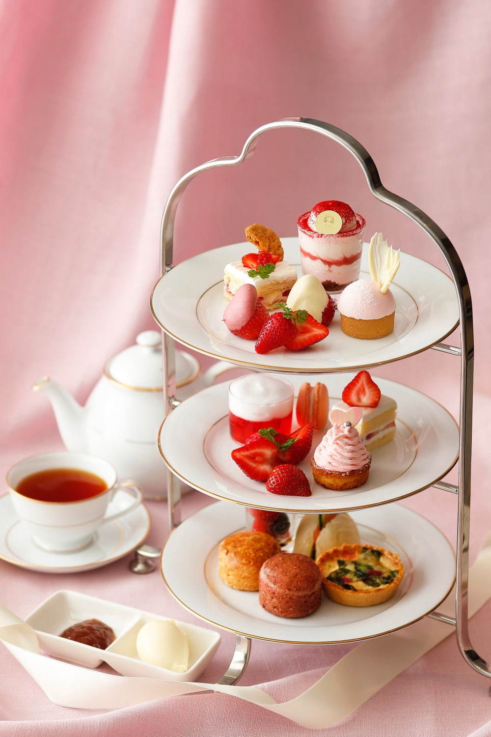 「苺のアフタヌーンティーセット」横浜・ホテルニューグランドで、ふわふわショートケーキや苺ミルフィーユ｜写真3