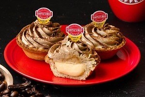 パブロ×シアトルズ ベスト コーヒーの新作チーズタルト、コーヒーホイップクリームをたっぷり絞って