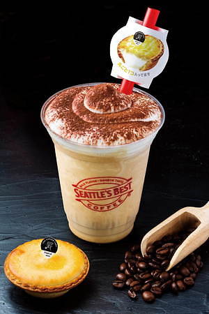 パブロ×シアトルズ ベスト コーヒーの新作チーズタルト、コーヒーホイップクリームをたっぷり絞って｜写真4
