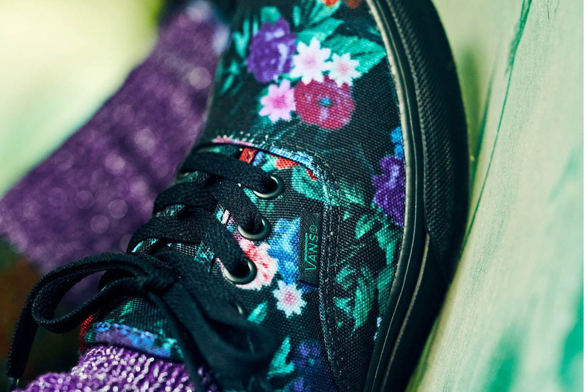VANS×ビームス ボーイ、ダークなフラワー柄のスニーカーや