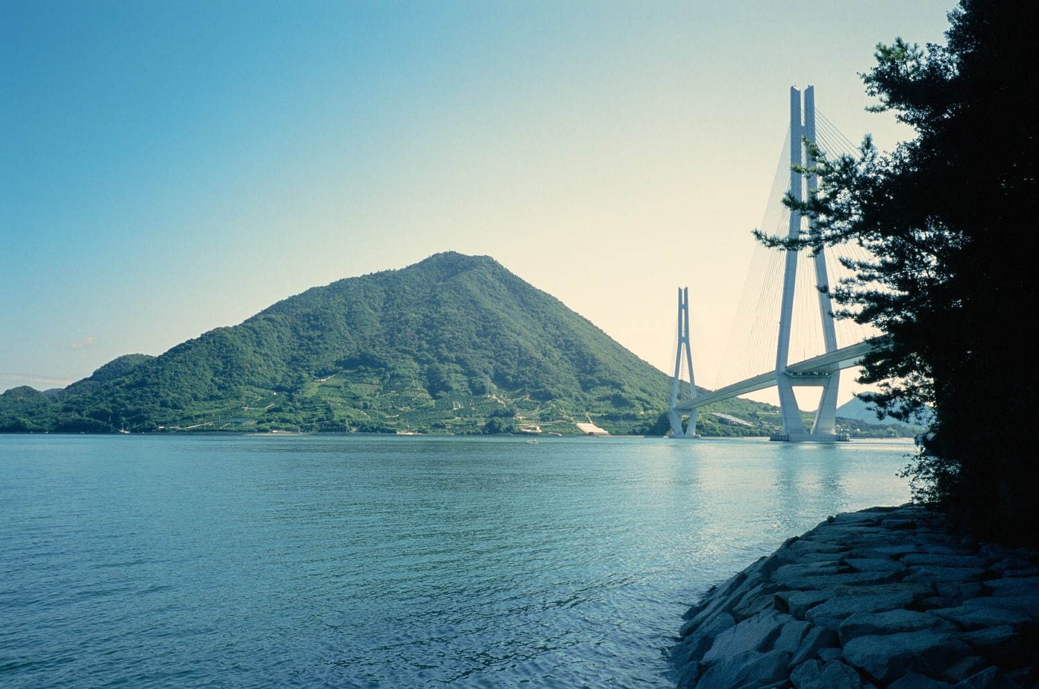 アマン創業者手掛ける新旅館ブランド アズミ しまなみ海道 生口島に開業 銭湯 サウナ付宿泊施設も ファッションプレス アマン創業者手掛ける新旅館ブランド アズミ しまなみ海道 生口島に開業 銭湯 サウナ付宿泊施設も ファッションプレス