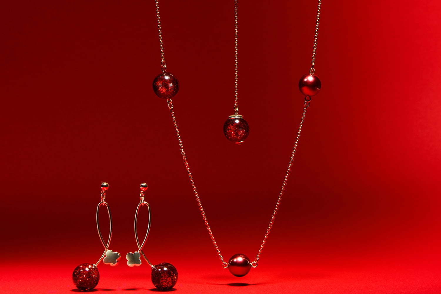 アンテプリマからクリスマス限定ネックレス、ワイヤーバッグ着想の赤いグリッターボール煌めく