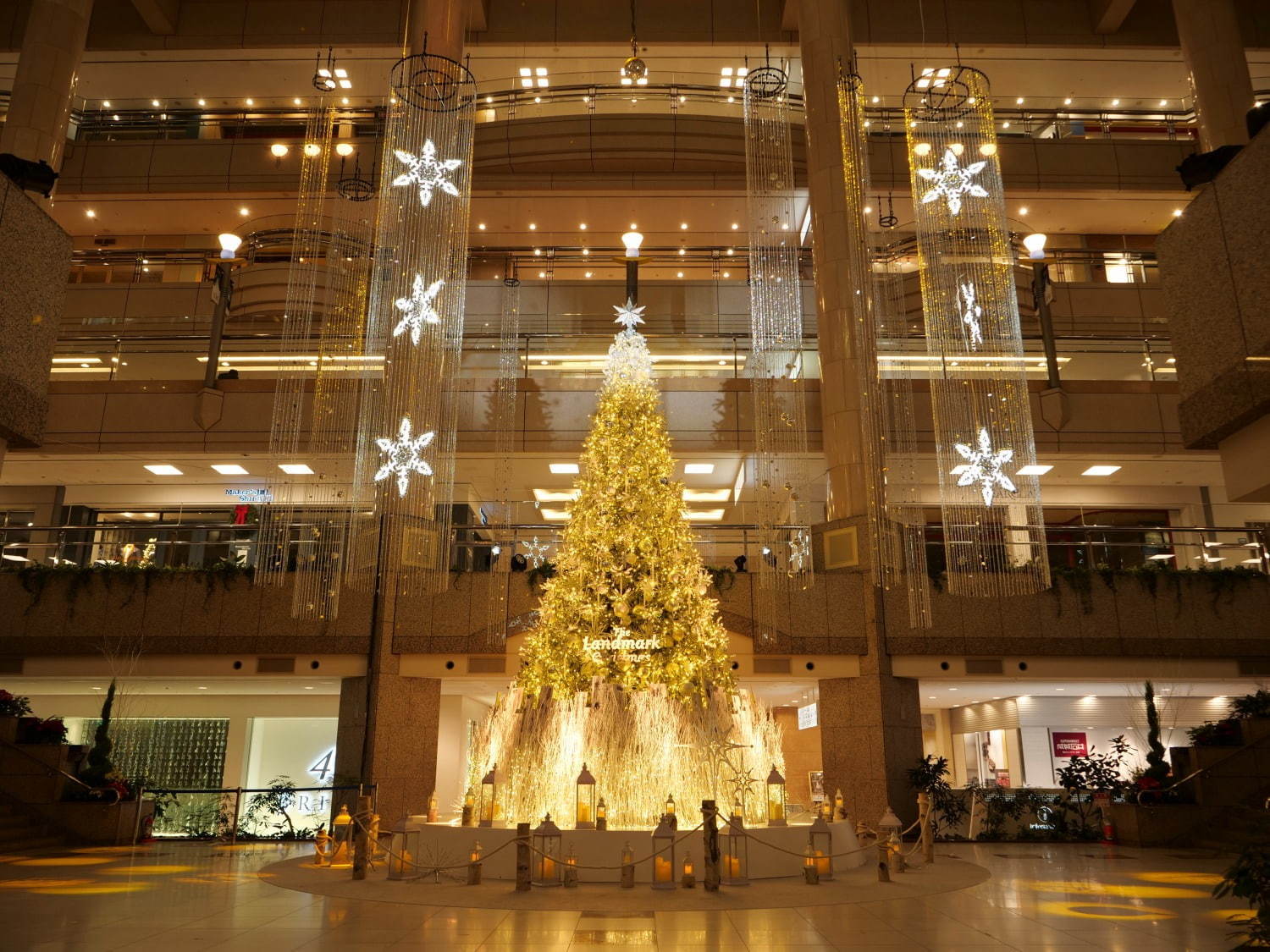 横浜ランドマークタワーのクリスマス 煌びやかに輝く高さ約8mの巨大ツリーが登場 ファッションプレス