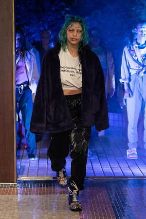 ダブレット×ロクの“レイヤードロゴ”Tシャツ＆スウェット、ダメージ加工 