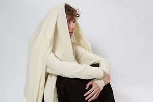 アンデコレイテッド新作ユニセックスの“カシミア”ニットウェア、ニット帽や大判ストールも