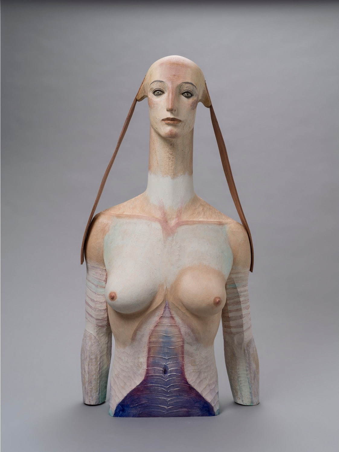 舟越桂《スフィンクスには何を問うか？》2020年 楠に彩色、大理石、革 作家蔵 撮影：岡野圭