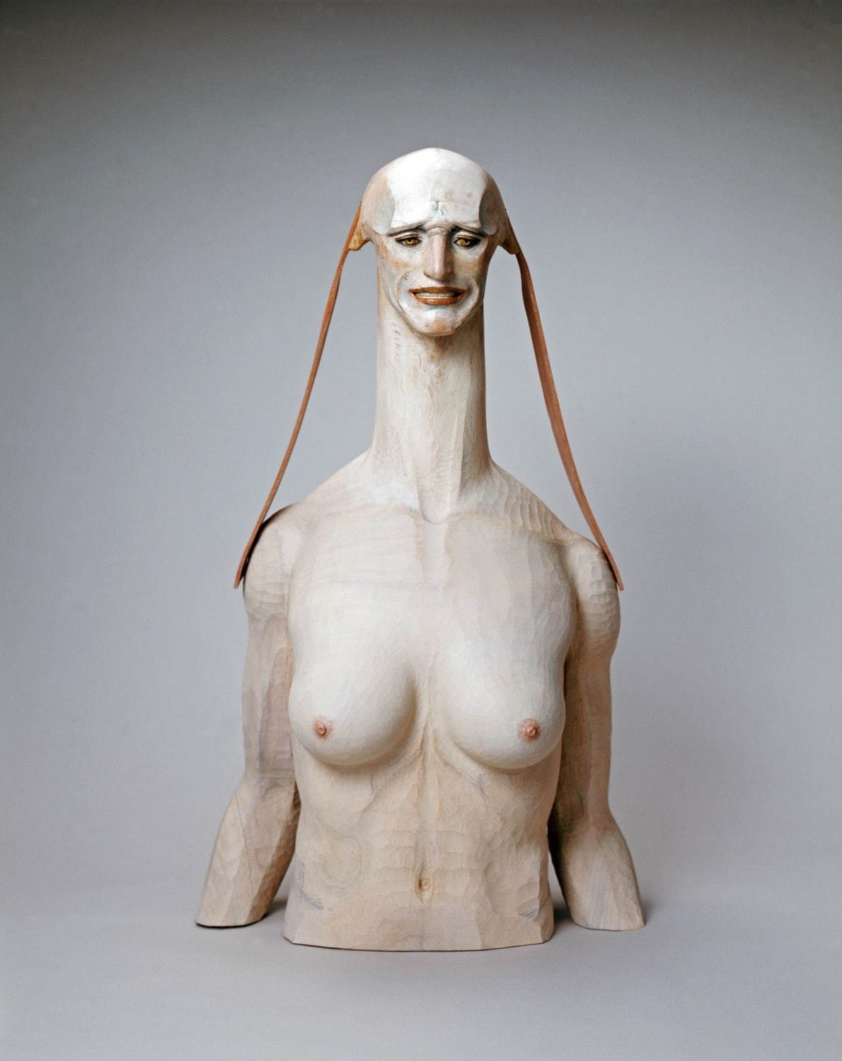 舟越桂《戦争をみるスフィンクスII》2006年 楠に彩色、大理石、革 個人蔵 撮影：内田芳孝