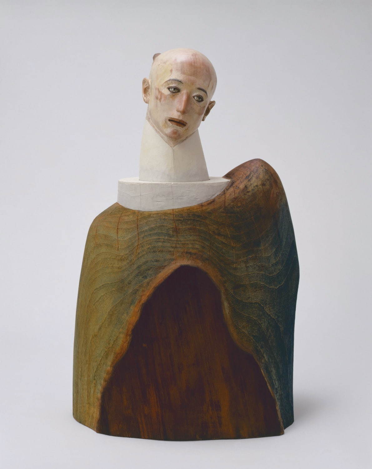 舟越桂《山を包む私》2000年 楠に彩色、大理石 個人蔵 撮影：内田芳孝