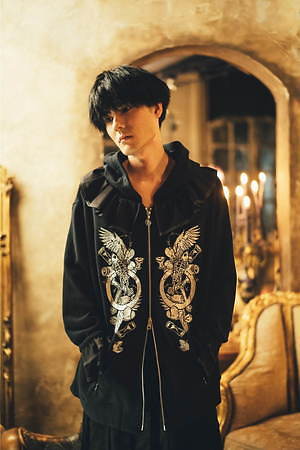 ハザマ 声優の佐倉綾音 内山昂輝 想い出の聖服 スカートや 16番目のセットアップ など新作コラボ ファッションプレス
