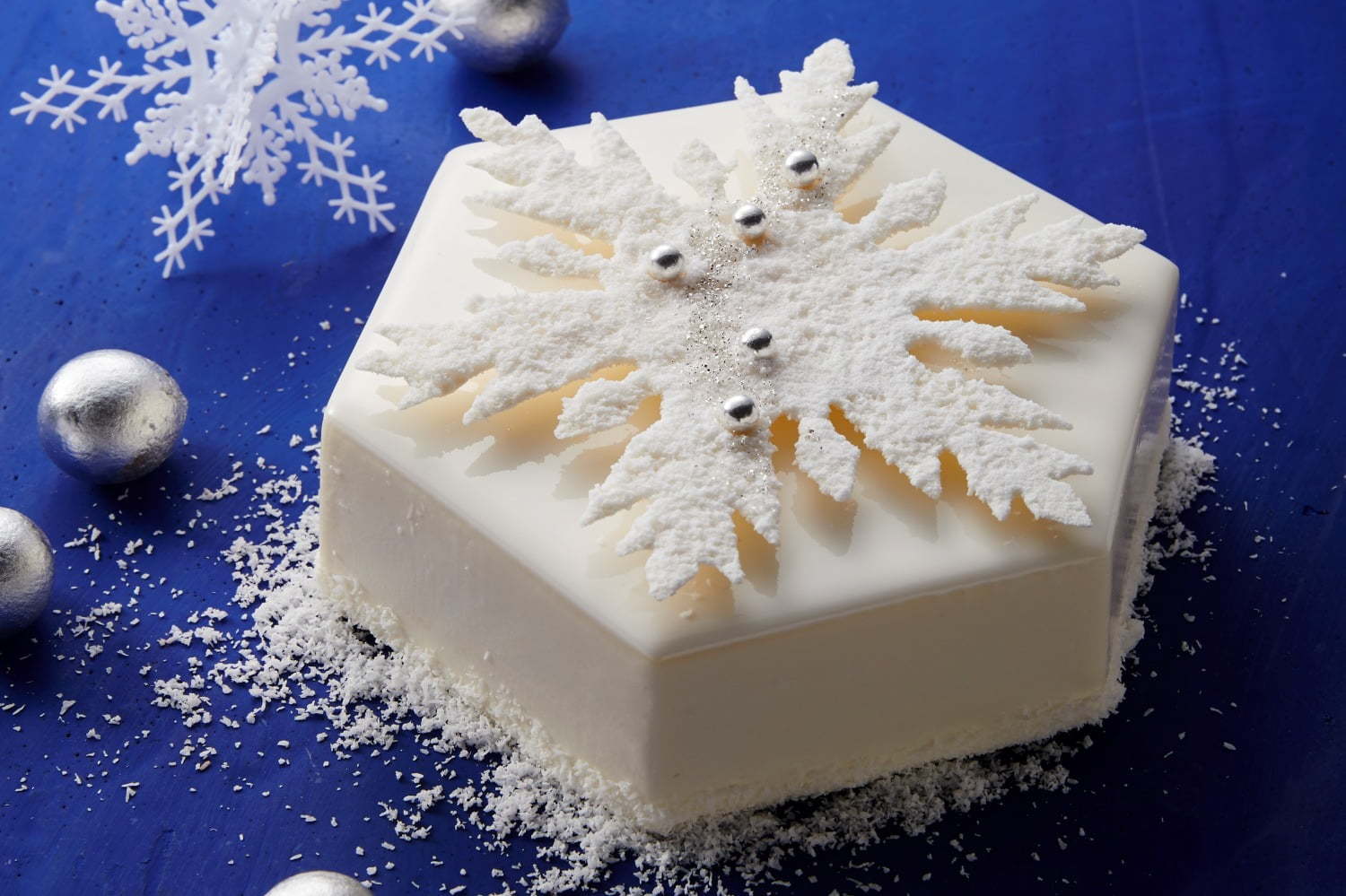 ザ リッツ カールトン大阪のクリスマス トナカイが飛ぶ 夜空のケーキ 雪の結晶 型ムース ファッションプレス ザ リッツ カールトン大阪のクリスマス トナカイが飛ぶ 夜空のケーキ 雪の結晶 型ムース ファッションプレス