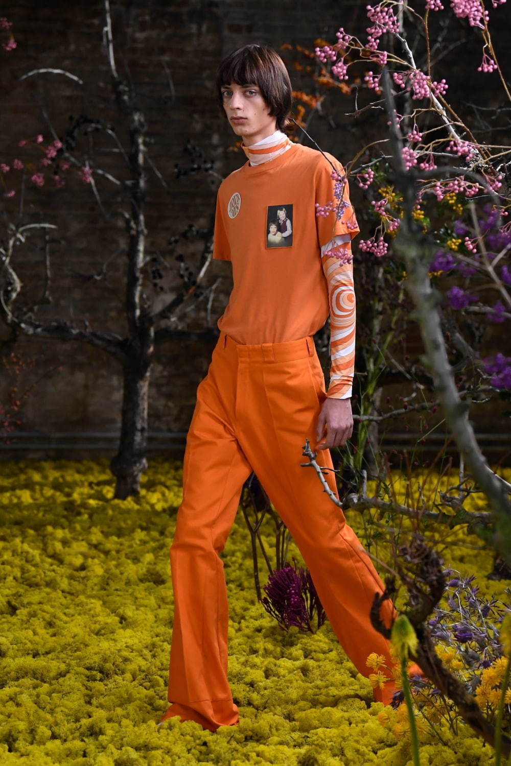 メンズ・オレンジのTシャツを使ったコーディネート - 写真10