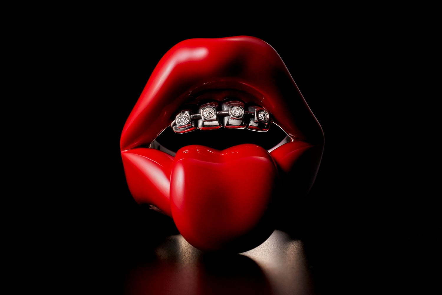 ジャスティン デイビスの新作ジュエリー、“歯列矯正”ダイヤモンドリングや“ベア”のネックレスなど