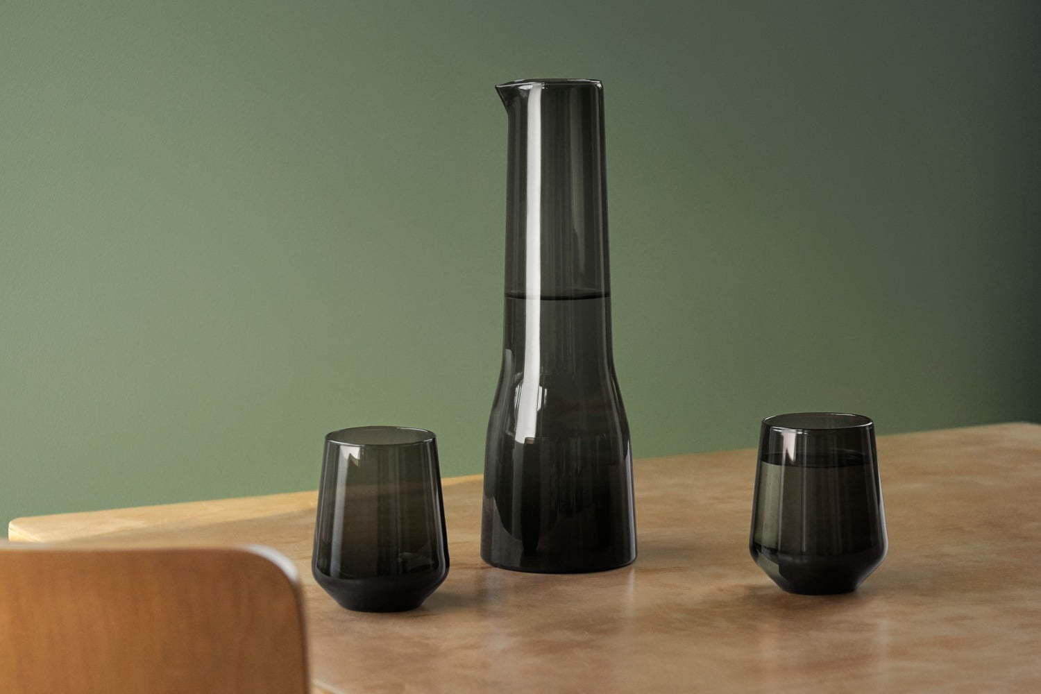 モスグリーン｜イッタラの新作ガラス雑貨、“クランベリー色”食器や花を描いたガラスオーナメント