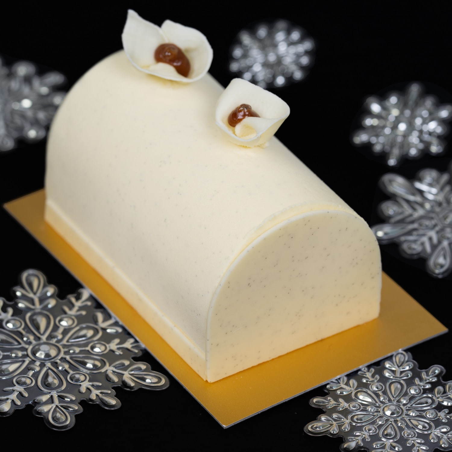 ラデュレのクリスマスケーキ2020、“ブラン・マンジェ”をイメージしたビュッシュ・ド・ノエルなど｜写真1