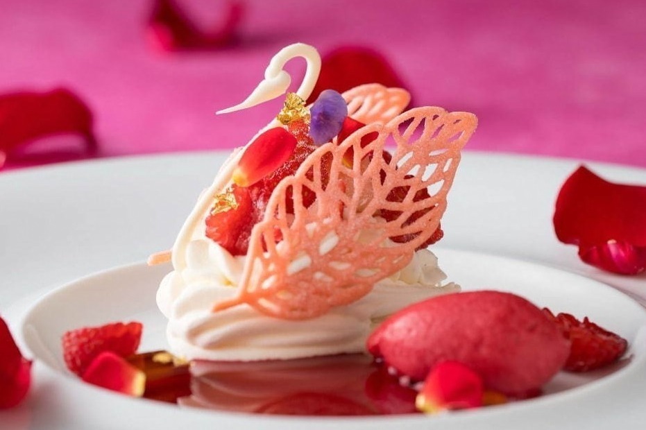 ジョエル・ロブション、マリー・アントワネット誕生日を祝うバラスイーツ-日本橋＆虎ノ門「ル カフェ」で