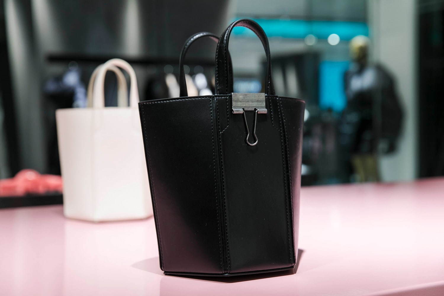 オフ-ホワイト、国内初“ウィメンズ限定”コンセプトショップが伊勢丹新宿に＆国内NO.1の品揃え｜写真10