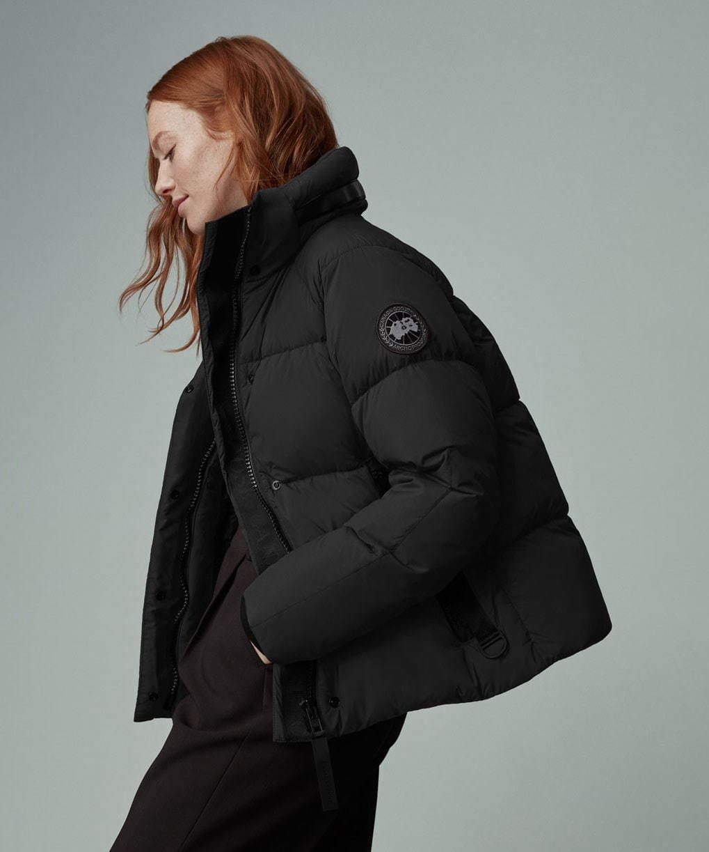 カナダグースの新作ダウンジャケット“極北から都市”まで対応、大胆にリフレクターを配したアウター ファッションプレス