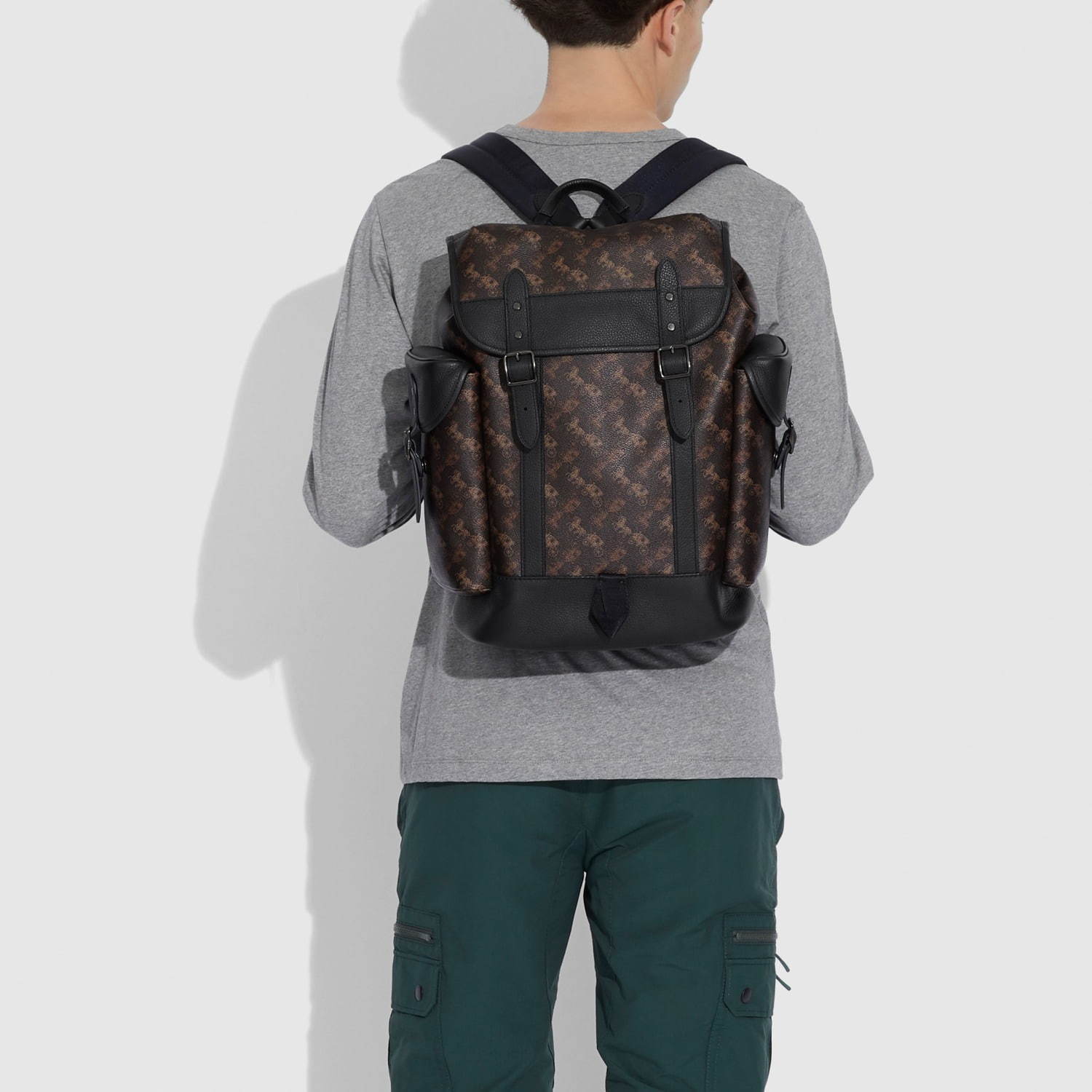コーチの新作メンズバッグコレクション「ヒッチ」“野球グローブ”着想生地のバッグパックやポーチ - ファッションプレス