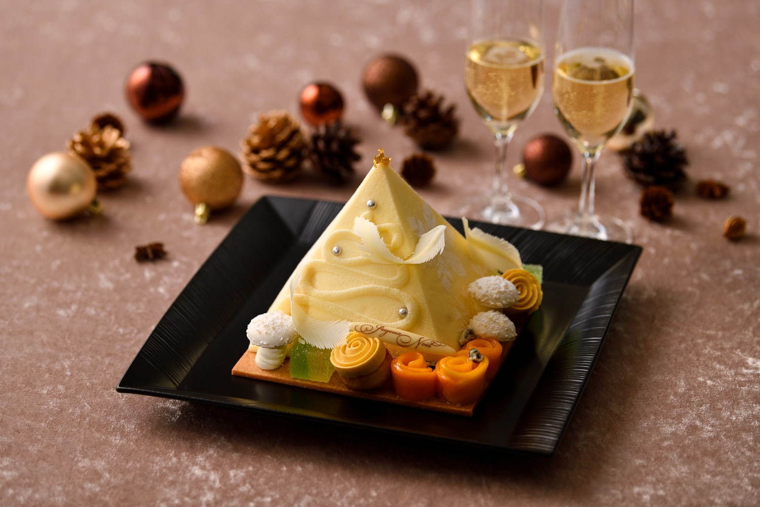 帝国ホテル 大阪のクリスマスケーキ2020、“ドアマン・スヌーピー”のシルクハット型ケーキなど｜写真4