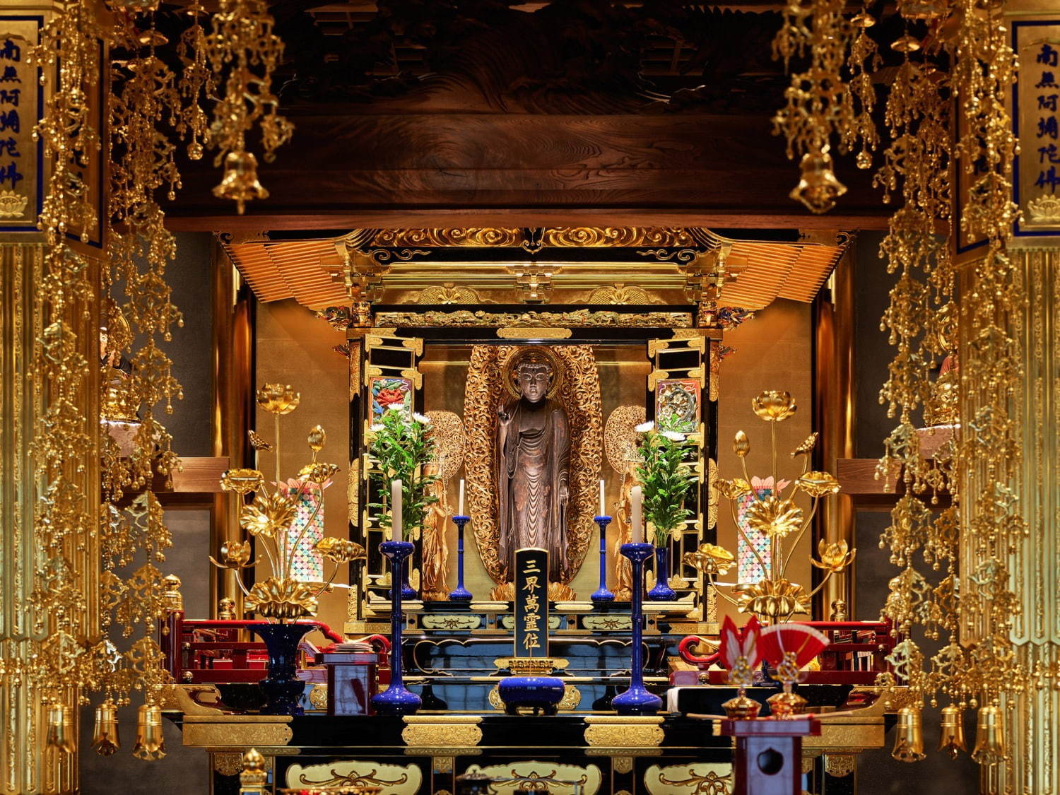 浄教寺と共存する「三井ガーデンホテル」京都・四条河原町に - 本堂を望むロビー、寺の趣を感じる客室｜写真24