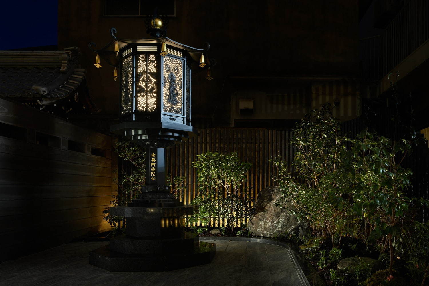 浄教寺と共存する「三井ガーデンホテル」京都・四条河原町に - 本堂を望むロビー、寺の趣を感じる客室｜写真7