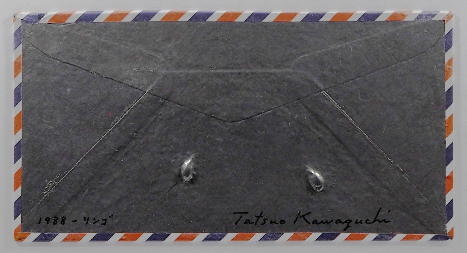 河口龍夫《関係―鉛の郵便・ふた粒のリンゴ》1988年 Courtesy of SNOW Contemporary