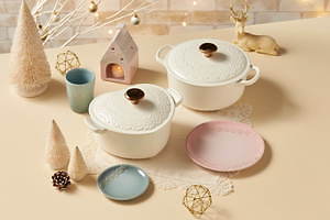 ル・クルーゼ"レースモチーフ"のパステルカラーのプレート＆粉雪色のハート型鍋｜写真3