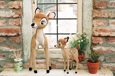 アフタヌーンティー・リビングから、ディズニーキャラクター「バンビ(BAMBI)」の日傘やポーチ