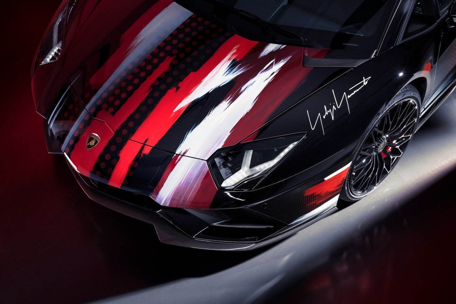 ヨウジヤマモト×ランボルギーニ、“コラボスポーツカー”着想のモッズコートやジャケット｜写真4