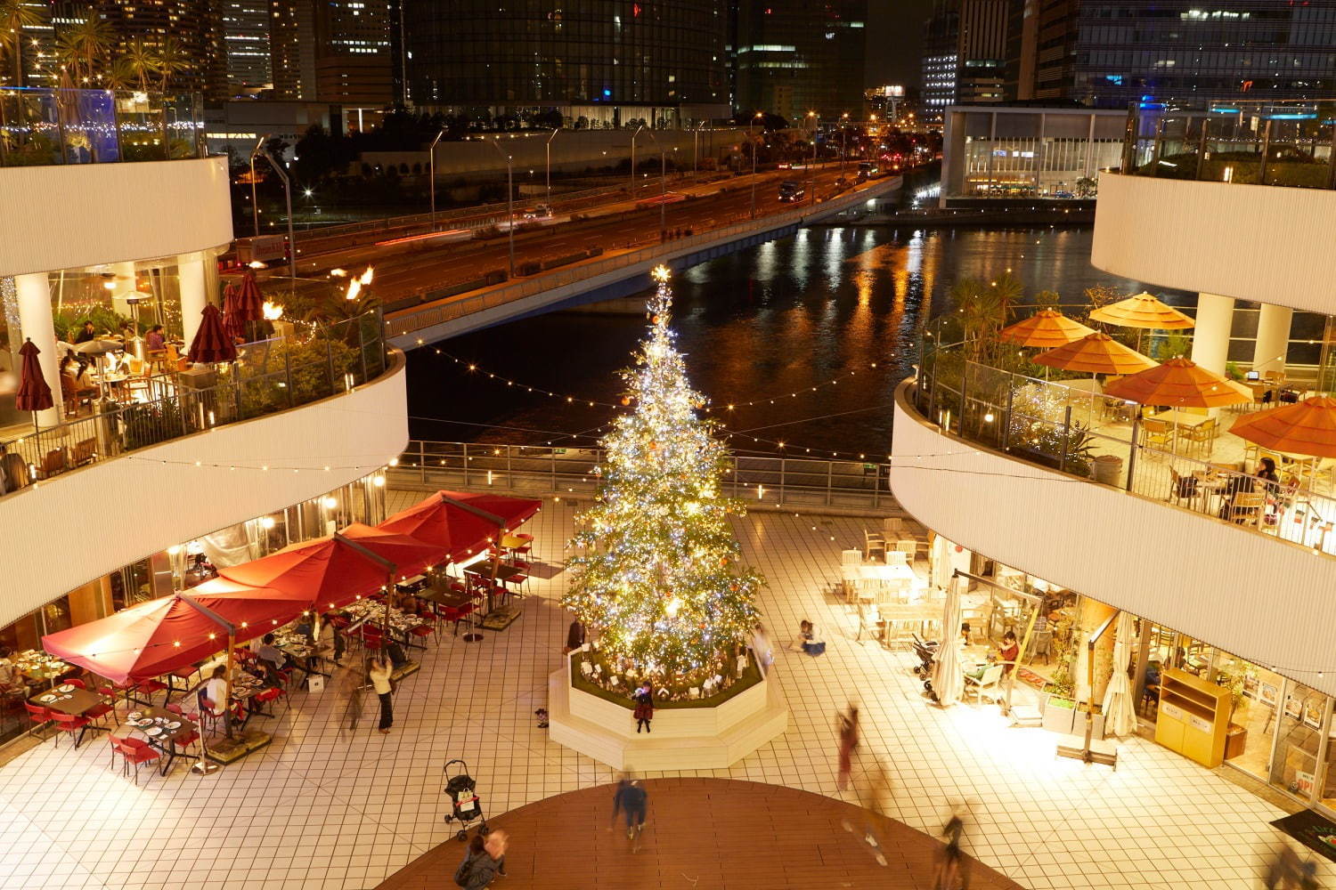 横浜ベイクォーターのクリスマスイルミネーション、“サーカス”装飾を施した高さ8mの巨大ツリー｜写真2