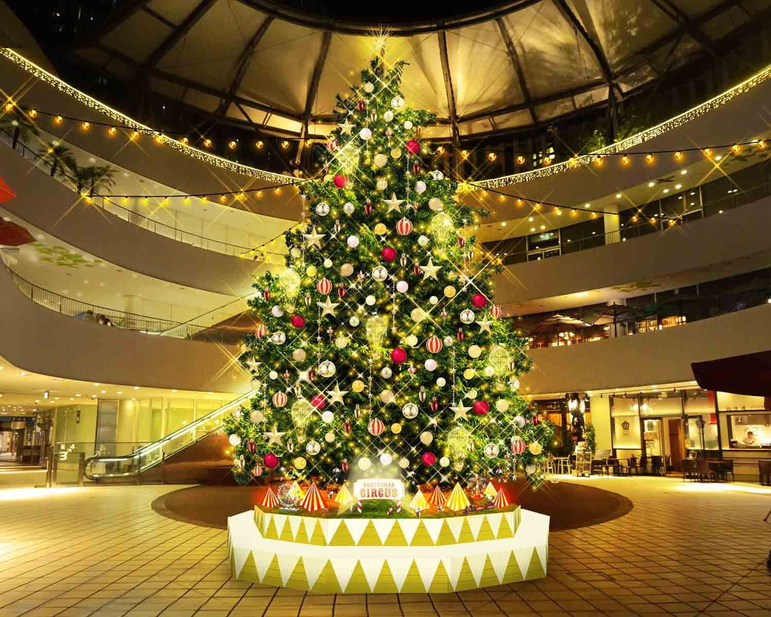 横浜ベイクォーターのクリスマスイルミネーション、“サーカス”装飾を施した高さ8mの巨大ツリー｜写真1