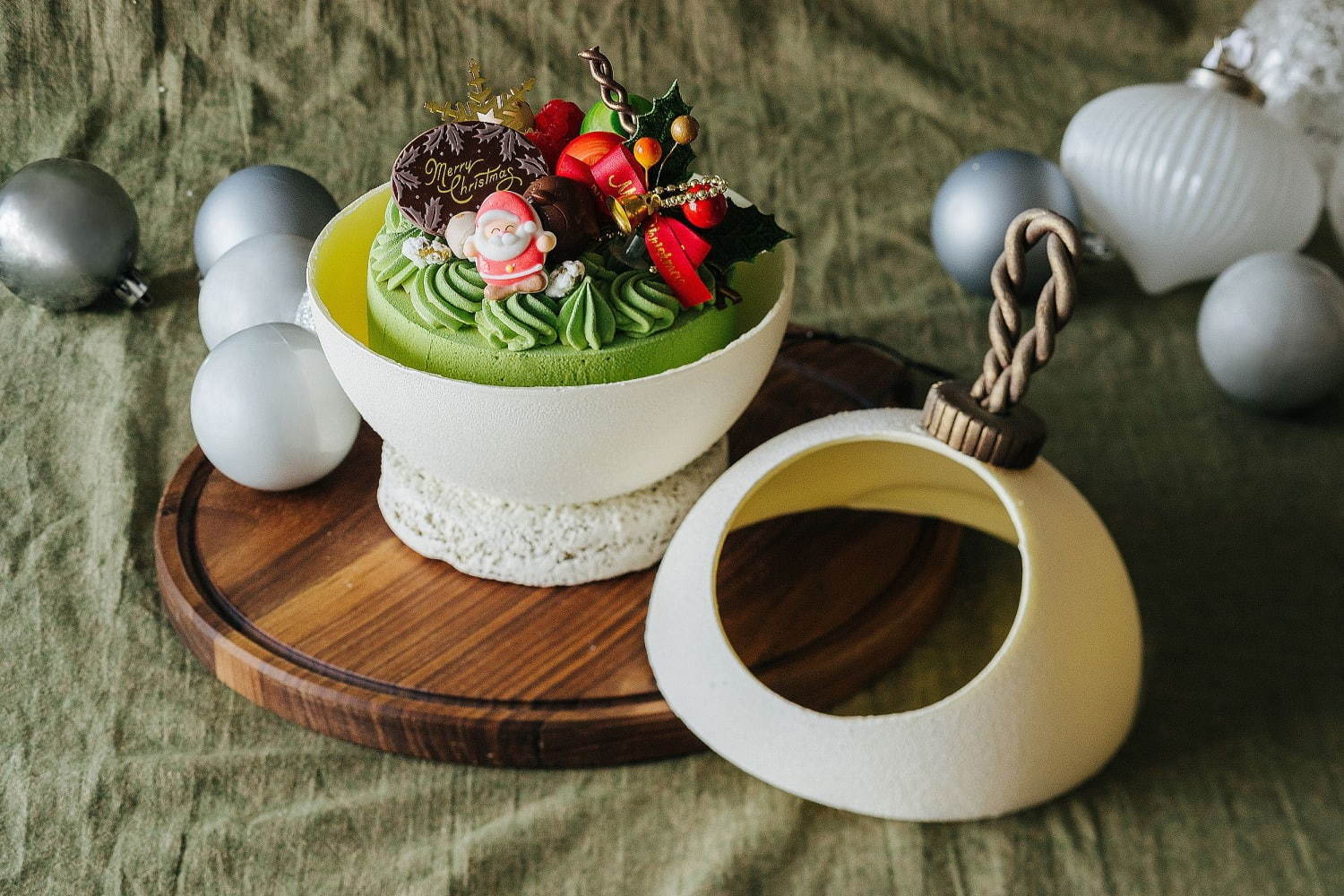 ホワイトクーゲル(球体 直径15.5cm×高さ16cm／ケーキ 直径12cm×高さ5cm) 7,500円(税込)