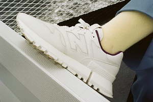 東京デザインスタジオ ニューバランス × オーバーコートのスニーカー、革を切り抜いたミニマルアッパー