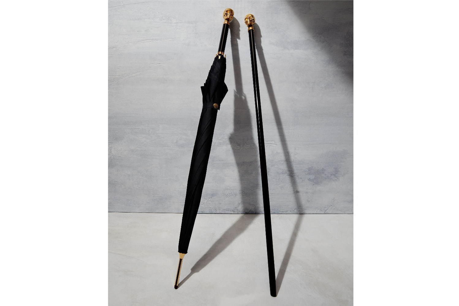 ＜左＞「Skull Umbrella」57,000円＋税
＜右＞「Gold Dandy Skull Cane」54,000円＋税
Gifting Collection - Photograph by Hanna Tveite