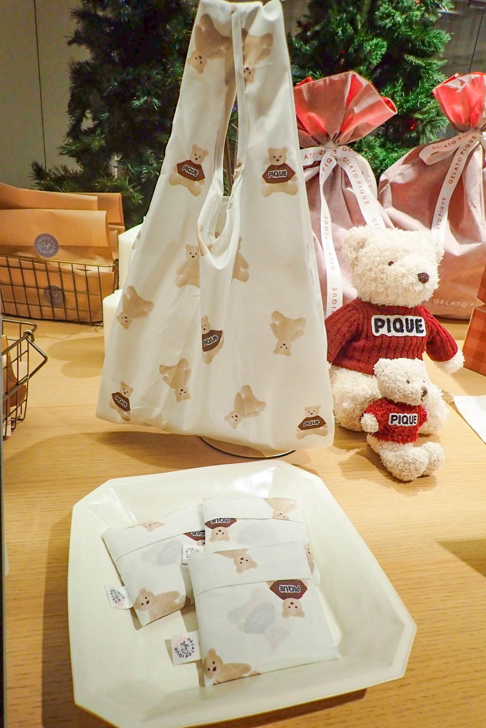 ジェラート ピケ カフェのクリスマス限定エコバッグ、赤いセーターを着た“ベア”柄デザイン｜写真1