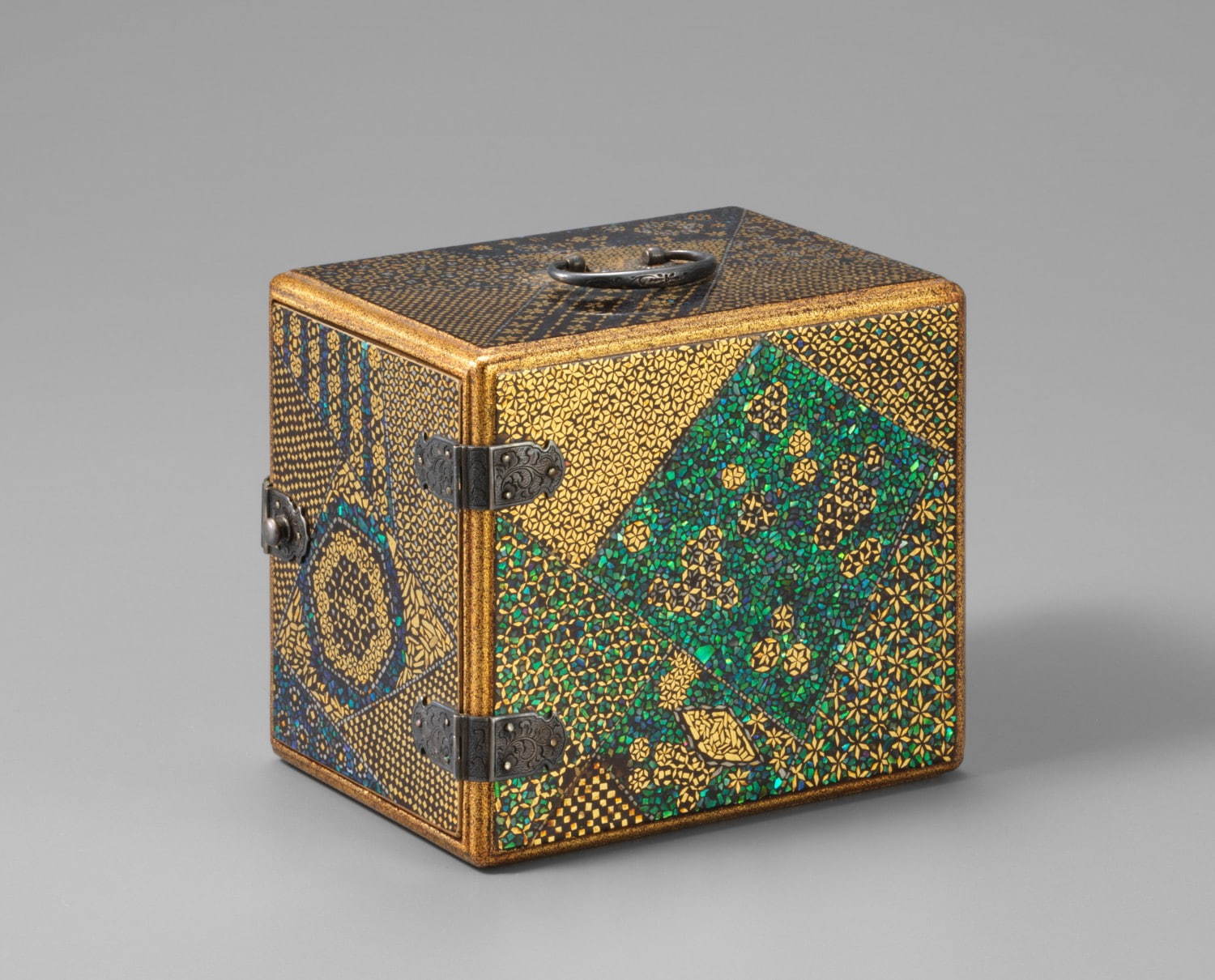 裂地螺鈿小箪笥 1基 木胎漆塗 日本・江戸時代 18〜19世紀 根津美術館蔵 福島静子氏寄贈