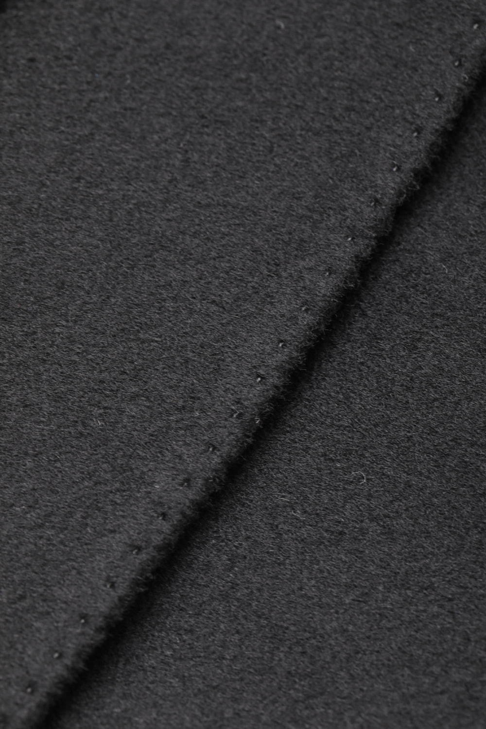 ビューティフルピープル20年秋冬ユニセックスアウター、“分解できる”素肌で触れて心地よいロングコート｜写真18
