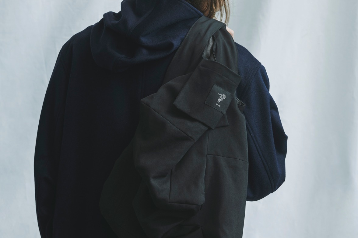 ディスコード ヨウジヤマモト 不規則な形の“端切れ”バッグ、レザーとギャバジンのリバーシブル