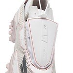 リーボックとピアー・モスのスニーカー、ホワイト×ピンクの“ガード付き”シューズ｜写真12