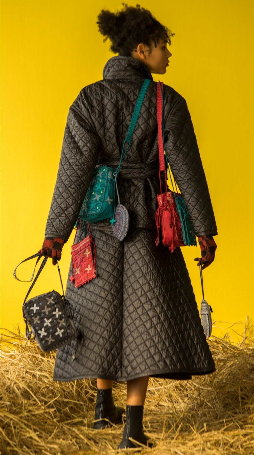 HaaTの新作ショルダーバッグ＆ポーチ、“王宮文化”に由来する華やかな刺繍を全面に｜写真2