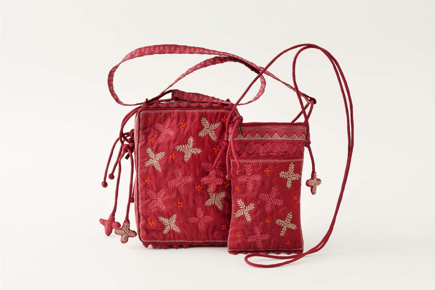 HaaTの新作ショルダーバッグ＆ポーチ、“王宮文化”に由来する華やかな刺繍を全面に