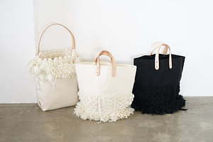 トリコ・コム デ ギャルソン×テンベアのニット装飾キャンバストート、コラボバッグ第2弾