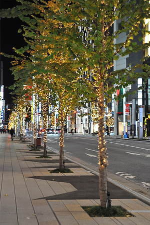 銀座のイルミネーション 中央通りや晴海通りの街路樹が光に包まれる 銀座三越に新ビュースポット誕生 ファッションプレス 銀座のイルミネーション 中央通りや晴海通りの街路樹が光に包まれる 銀座三越に新ビュースポット誕生 ファッションプレス