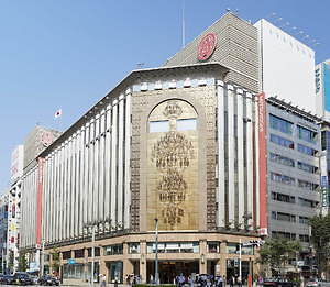 銀座のイルミネーション 中央通りや晴海通りの街路樹が光に包まれる 銀座三越に新ビュースポット誕生 ファッションプレス 銀座のイルミネーション 中央通りや晴海通りの街路樹が光に包まれる 銀座三越に新ビュースポット誕生 ファッションプレス